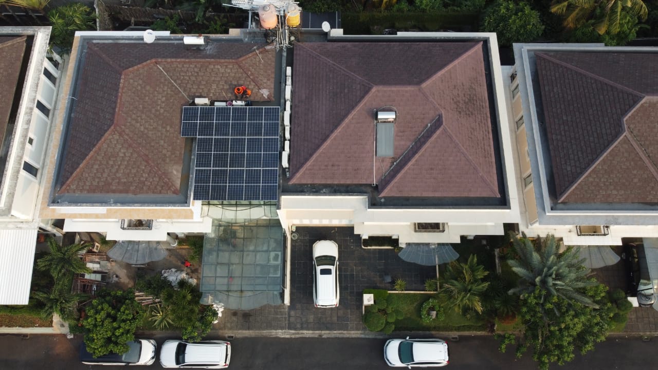 Pemasangan panel surya di BSD City, serpong Tangerang Selatan