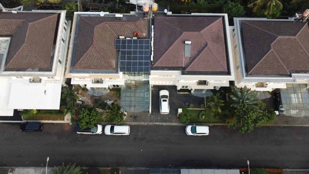 Pemasangan panel surya di BSD City, serpong Tangerang Selatan