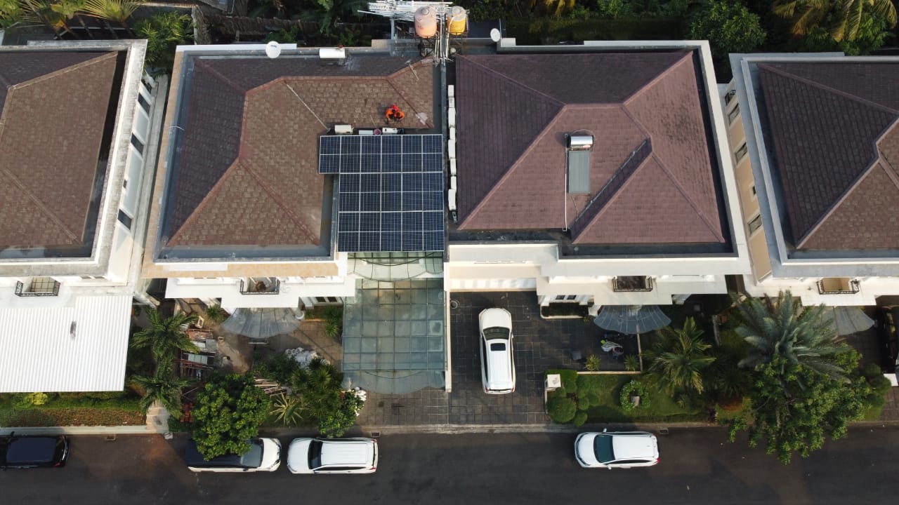 Pemasangan panel surya di BSD City, serpong Tangerang Selatan