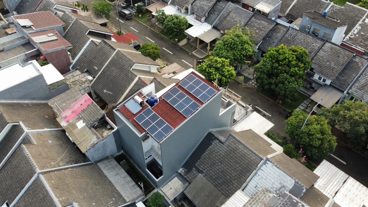 Pemasangan solar panel di BSD City, serpong, Tangerang Selatan